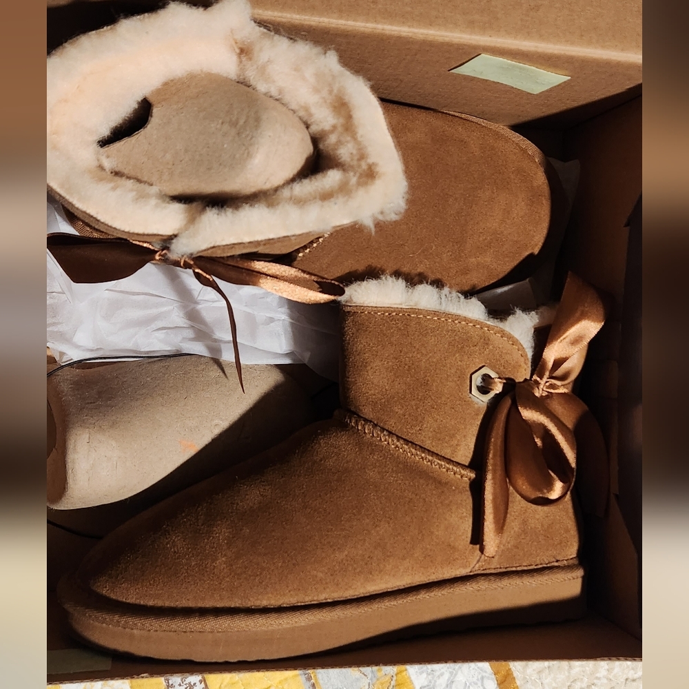 Pawz by Bearpaw Brown with bow